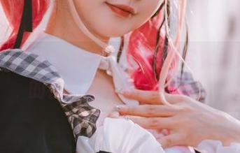 一起看51酱怎样用九月制服写真呈现生活的福利与自嘲双重奏！
