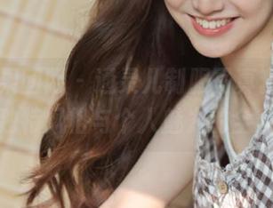 GIRLT果团网 – 通灵儿制服写真套图，展现她独特风格与个人魅力的全新作品