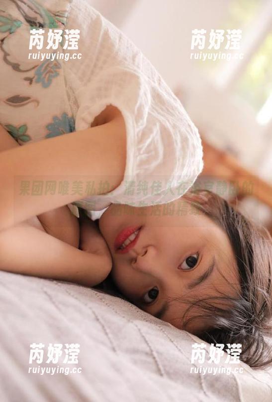 果团网唯美私拍：清纯佳人在浴室静卧的原图，品味生活的精致