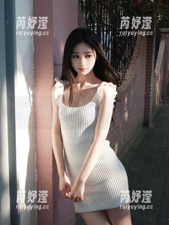 HuaYang花漾 - 小海臀Rena的泳池写真，令人陶醉的夏季套图合集尽在此地