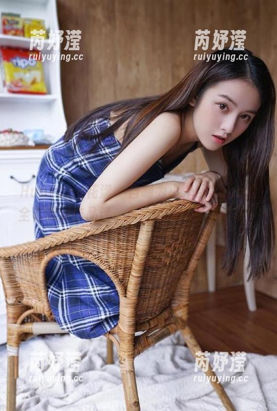 HuaYang花漾 - 自嘲为小海臀Rena的全套制服作品迷，体验时尚其实很简单！