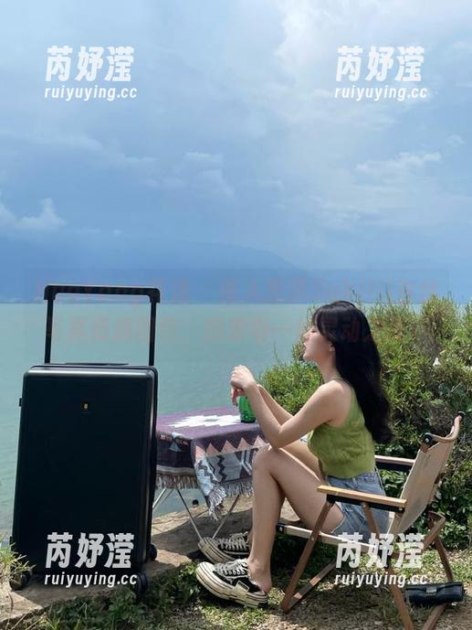 HuaYang花漾 - 迷人思淇Sukiiii白丝写真资源图包，探索每一丝灵动之美！