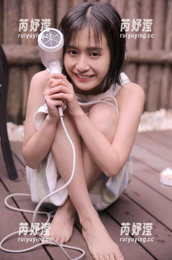 HuaYan花の颜 - Manuela玛鲁娜红裙写真全集，带你走入梦幻般的视觉盛宴