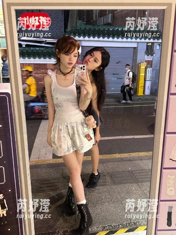 探索KuukoW的泳池私拍美图，带你领略水中仙子的优雅与活力