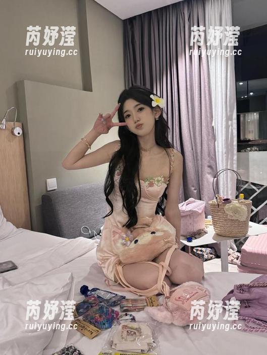 MFStar模范学院-人间荒糖 MFStar模范学院 - “水手服”下的人间荒糖,图集中笑对人生的自我解嘲