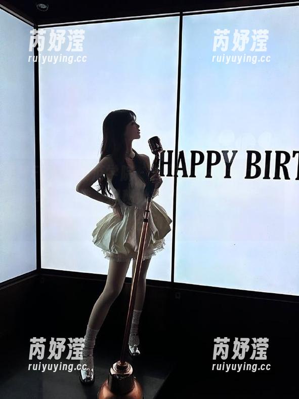 MFStar模范学院 - 柳侑绮Sevenbaby的写真精选，揭秘她如何将秘书身份演绎得如此生动迷人！