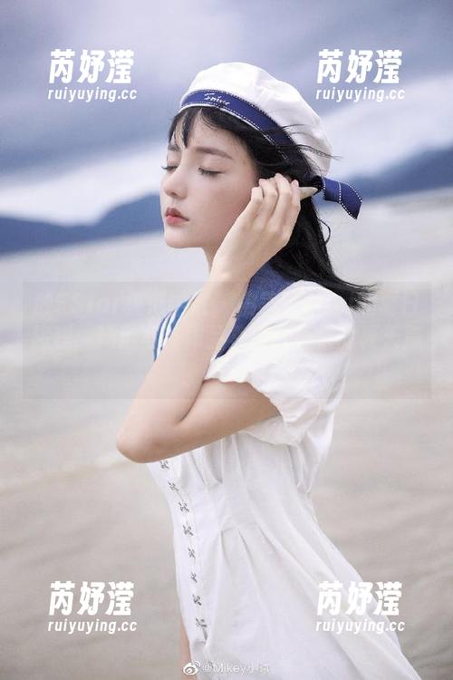 MFStar模范学院 - 糯美子Mini的夏日旅程：精选写真作品集揭开畅快的夏天篇章