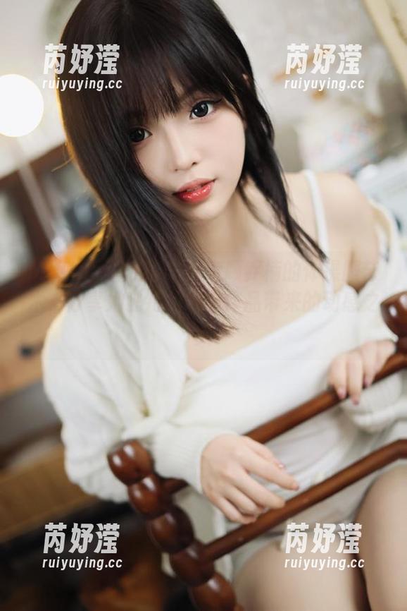 MiiTao蜜桃社 - 探索顾乔楠的体操服艺术，分享她独特的摄影作品带来的动感之美
