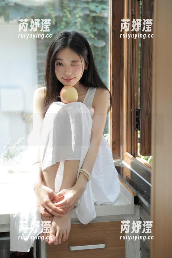 邂逅PingPing的海边在线写真，感受海浪轻吟的美妙