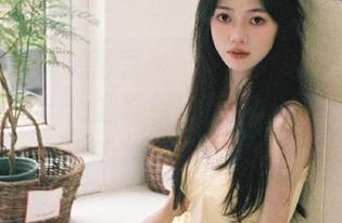 QingDouKe青豆客 – 只需一键！获取黄可christine的粉色写真原图，体验免费的独特视角！
