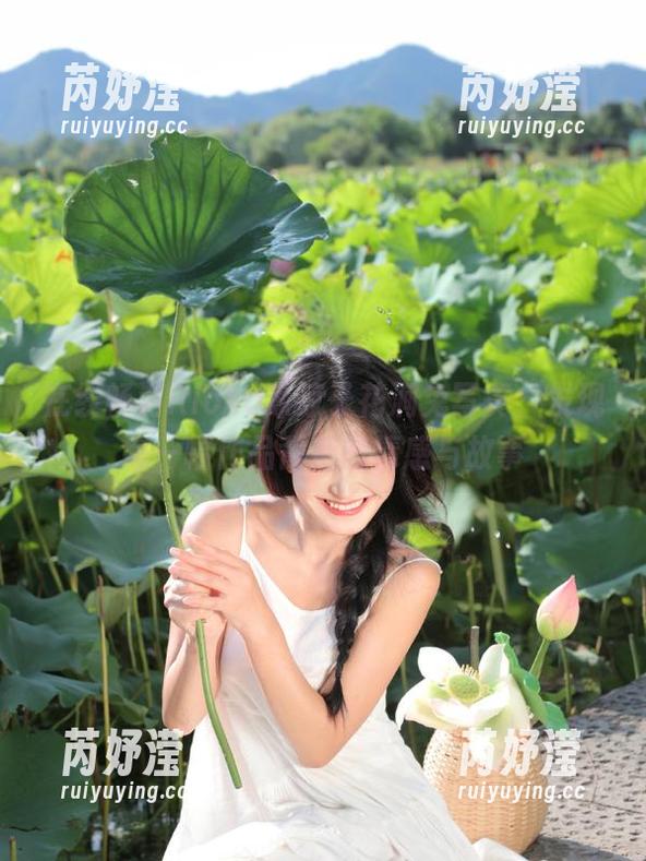 在线畅游Rioko凉凉子花涧兔写真，发现每一幅作品背后的情感与故事