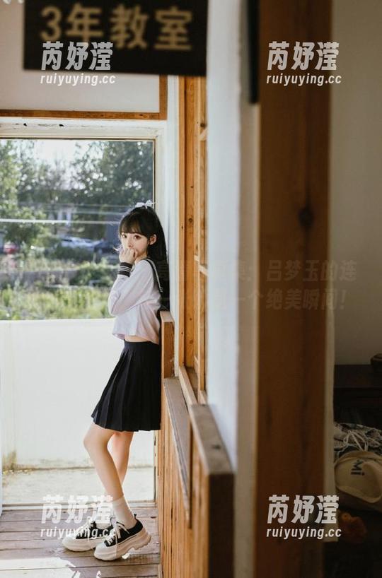 TGOD推女神 - 高清写真集：吕梦玉的连体衣时尚秀，每一张都是一个绝美瞬间！