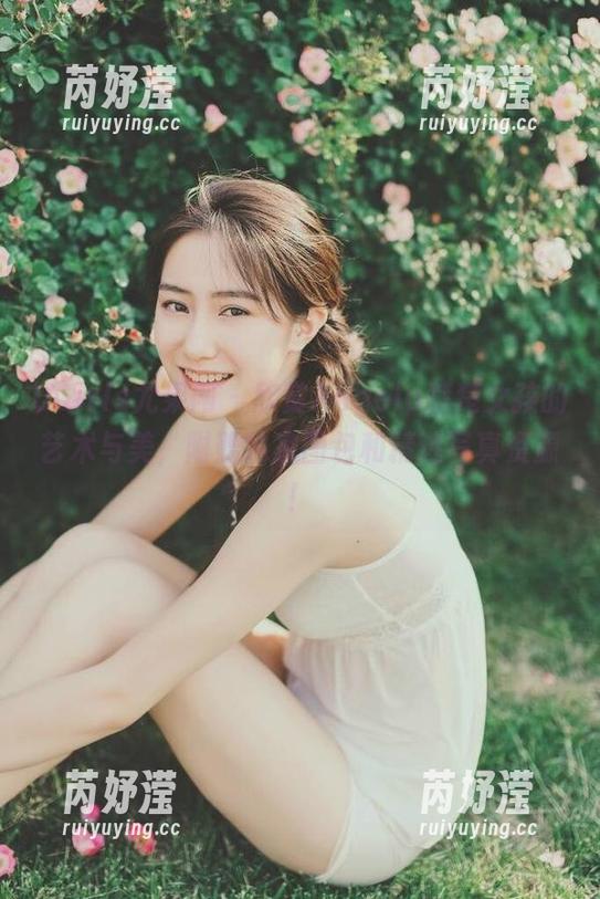UGirls尤果网 - 欣赏Angela楚楚女孩的艺术与美，附赠独家图包和精选写真资源！