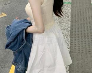 UGirls尤果网 – 乔依琳空姐写真美图上线，免费获取，点击即享视觉冲击的快感！