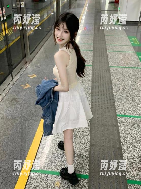 UGirls尤果网 - 乔依琳空姐写真美图上线，免费获取，点击即享视觉冲击的快感！