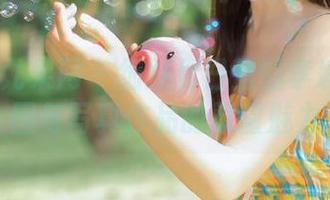 UGirls尤果网 – 细腻夏日里的李莉莉：原图与写真作品的双重魅力