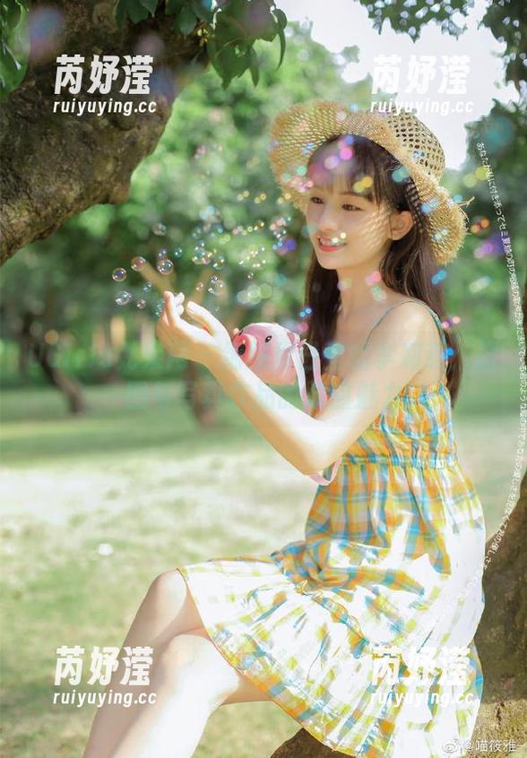 UGirls尤果网-李莉莉 UGirls尤果网 - 细腻夏日里的李莉莉:原图与写真作品的双重魅力