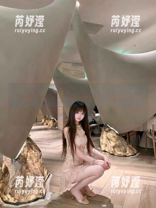 UGirls尤果网 - 在杜花花的连衣裙摄影合集里，我试图掩藏的“小肉肉”反而成了最佳配角！