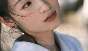 UGirls尤果网 – 跟随谭晓彤的眼镜主题写真：原图与精彩图片交织的视觉盛宴