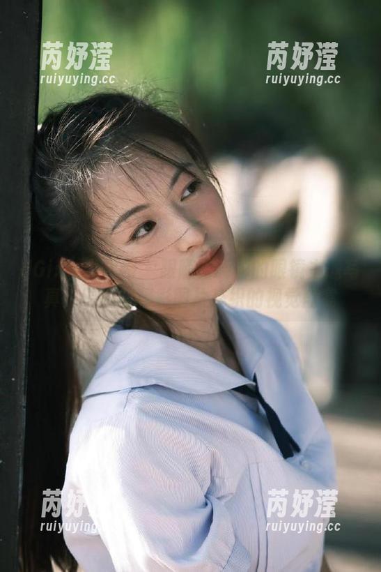 UGirls尤果网-谭晓彤 UGirls尤果网 - 跟随谭晓彤的眼镜主题写真:原图与精彩图片交织的视觉盛宴