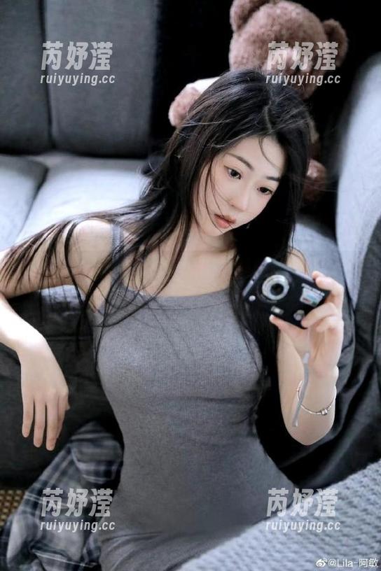 UGirls尤果网 - 谭晓彤的御姐写真作品集：精选独特视角下的优雅与力量