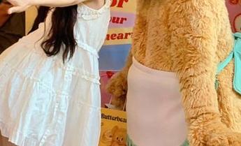 UGirls尤果网 – 看！金子熙与奶牛的搞笑合影，作品绝对笑点满满！