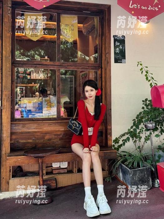 UGirls尤果网 - 齐贝贝天台写真精彩呈现，快来免费下载她的艺术作品吧！