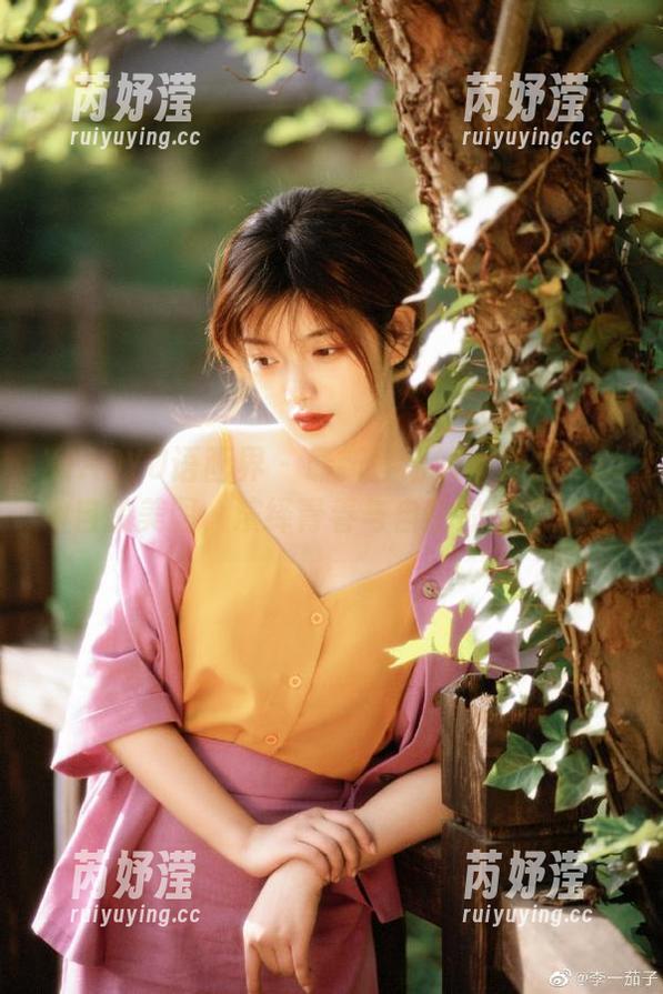 XIAOYU语画界 - 最新登场的小海臀Rena自拍美图，演绎青春与自由的完美旅程