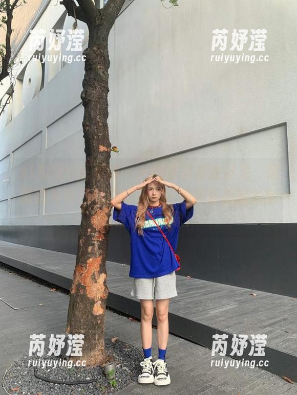 XIAOYU语画界 - 一秒吸引你的目光，最新照片中杨晨晨的职业制服黑丝美腿完全颠覆你的想象！