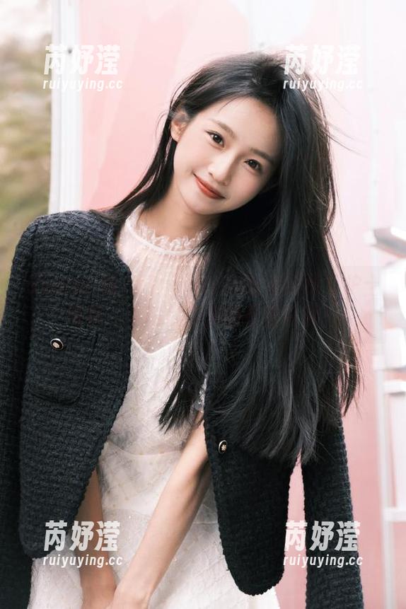 Xiuren秀人网 - Olivia童安琪搞笑护士写真，定制你未见的护理奇观！