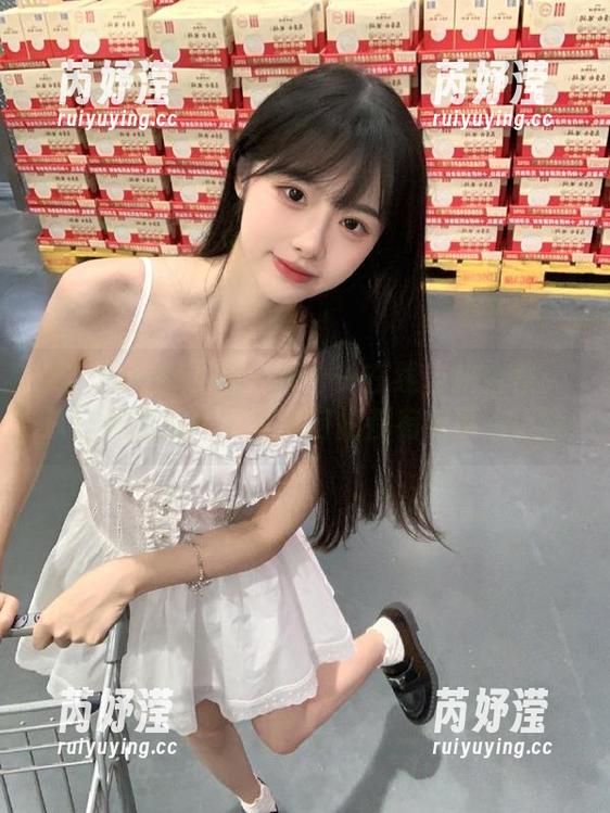 Xiuren秀人网 - 乔一一在线自拍合集：从日常到艺术，每张自拍都有故事在诉说