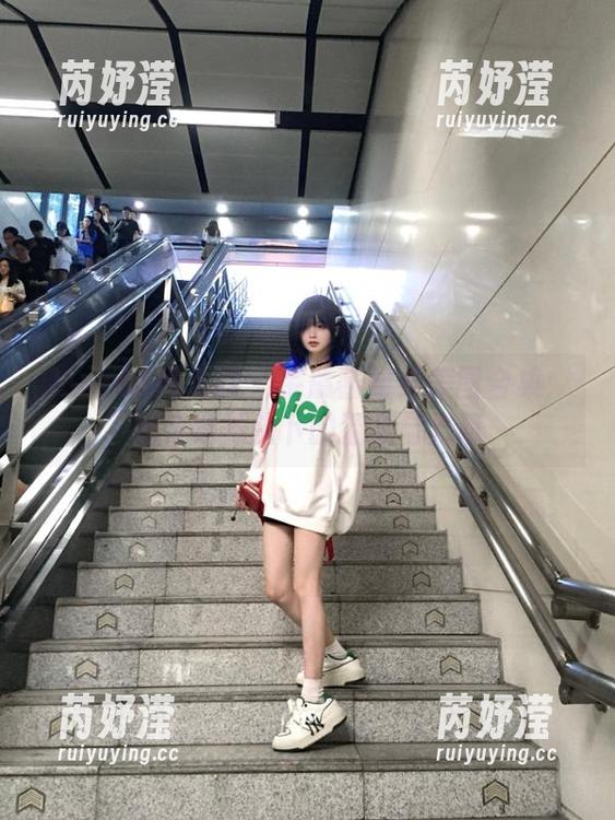 Xiuren秀人网 - 余虞酱姐姐美图合集：感受她镜头下的温柔与力量
