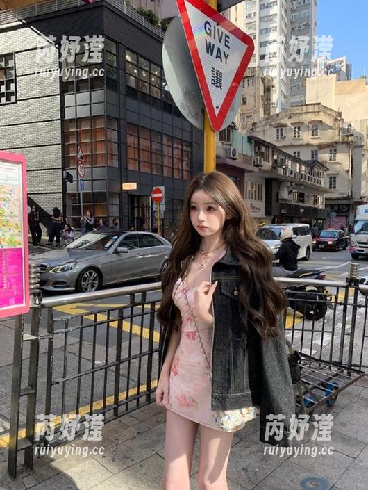 Xiuren秀人网 - 原图里的卓君Jeanes厨娘：让你在厨房中也能拥有搞笑人生的精彩图片！