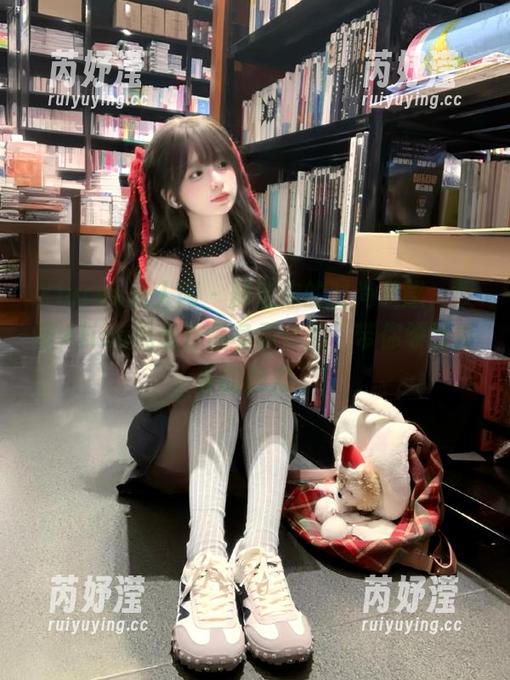 Xiuren秀人网 - 释放你的时尚灵感，双笙Alina黑丝作品免费体验，带你领略青春的魅力。