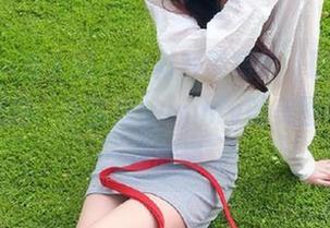 Xiuren秀人网 – 白衬衫黑短裙，职场魅力无可抵挡：小蛮妖yummy的美图演绎职场时尚