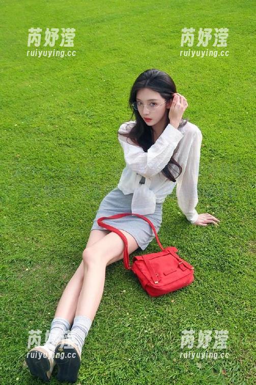Xiuren秀人网 - 白衬衫黑短裙，职场魅力无可抵挡：小蛮妖yummy的美图演绎职场时尚