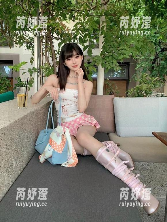 Xiuren秀人网 - 透过油亮看朱可儿：一组美图图集的自嘲与反思