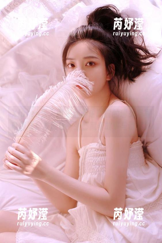 Xiuren秀人网 - 翻阅瑶啊摇的瑶女友写真图册，发现每一张都藏着故事与诱惑！