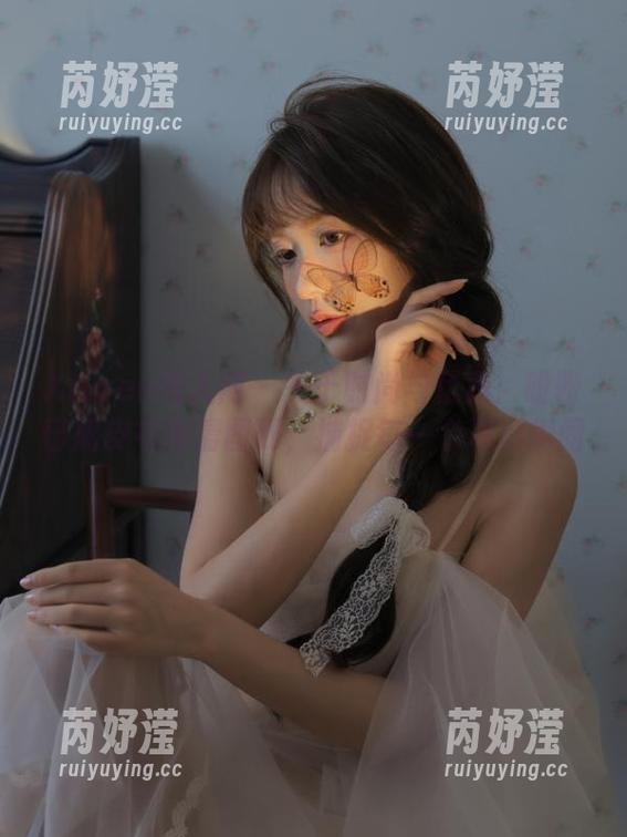 Xiuren秀人网 - 关于时尚与优雅：盼盼已鸠皮衣高清图册，捕捉每一个精彩瞬间