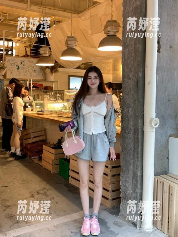 Xiuren秀人网 - 走进糖豆sisi修女的写真图包，品味甜美背后的深邃哲思