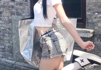 Xiuren秀人网 – 轻奢风格的葛征全套黑丝皮质图包，修长美腿充满诱惑