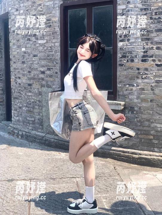 Xiuren秀人网 - 轻奢风格的葛征全套黑丝皮质图包，修长美腿充满诱惑