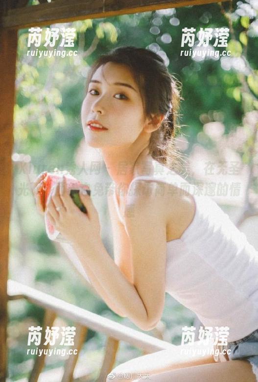 Xiuren秀人网-西希白兔 Xiuren秀人网 - 居家写真之美,在无圣光下,西希白兔带你探访简单而深邃的情感