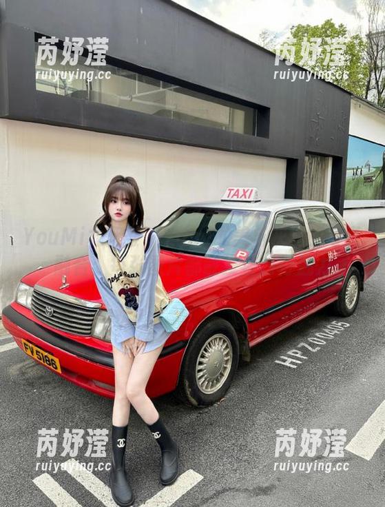 YouMi尤蜜荟 - Yumi尤美与灰丝的写真融合：每张图片都散发着独特魅力