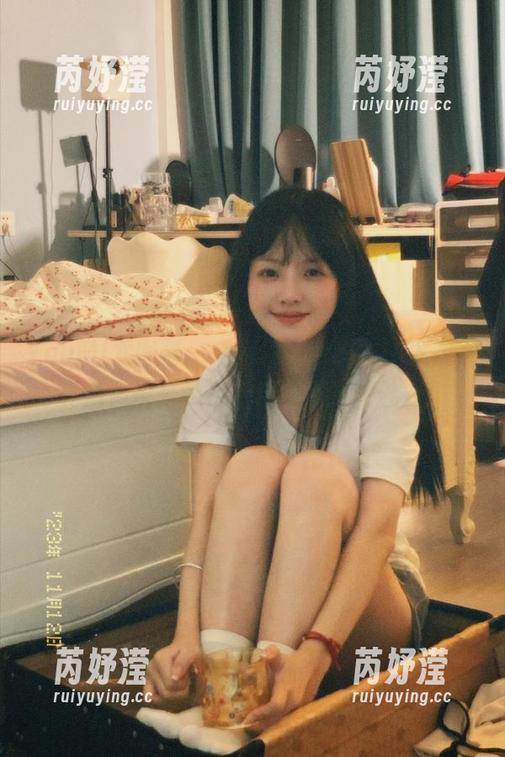 YouMi尤蜜荟 - 手握lingyu69的皮衣写真集，快来免费下载感受时尚魅力！