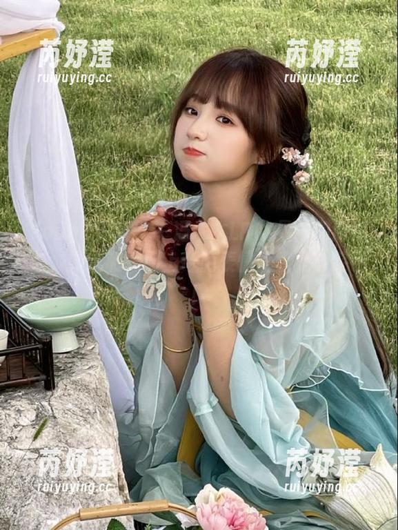 YouMi尤蜜荟-冯木木LRIS YouMi尤蜜荟 - 冯木木LRIS最新和服图包,新式和服配上奇葩表情简直是个笑话!