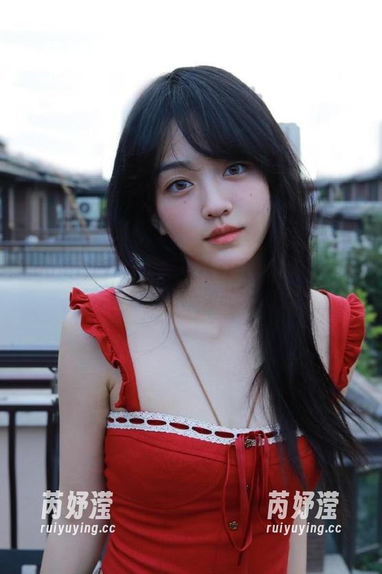 YouMi尤蜜荟 - 免费获取谭小灵白色写真，体验视觉与心灵的双重享受