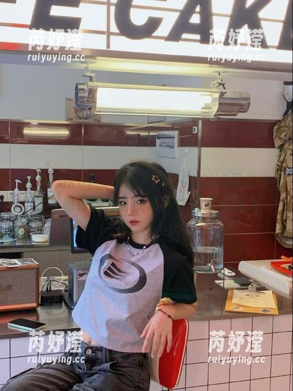 探索Yuka(유카)的PEEKCLOUD写真世界，感受她独特的艺术作品集之魅力