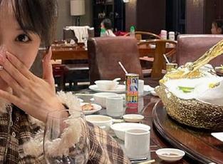 beautyleg – 泳池里不只是水，PinQ精选图集看她的美丽瞬间！