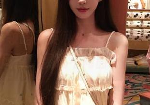 pans – 领略英英私人拍摄图集中的秘书风情，展现不同面貌的她